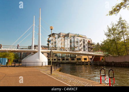 Luxuswohnungen am Flussufer entlang des Flusses Wensum in Norwich, Großbritannien Stockfoto