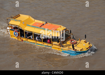 Ein Amphibienfahrzeug WWII DUK-W (oder Ente) umgebaut als Tourist Reisebus auf der Themse, London, UK. Stockfoto