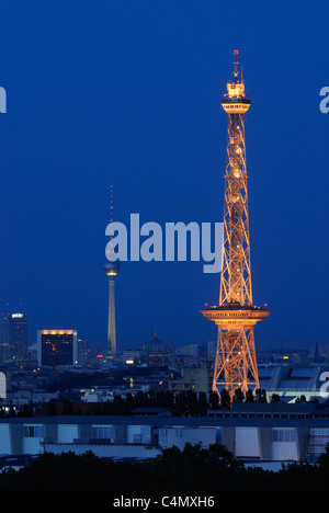 Berlin von West nach Ost: Blick vom Mt. Teufelsberg auf die Skyline mit Funkturm und Fernsehturm, Funkturm, Fernsehturm. Stockfoto