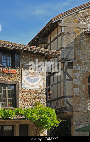 Sonnenuhr an der Hostellerie de Perouges Place du Tilleul Perouges Burgund Frankreich Stockfoto