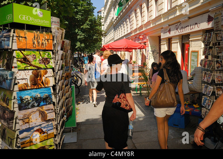 Typische Straßenszene Prenzlauer Berg. Cafés, Restaurants, Passanten. Kastanienallee, Bezirk Prenzlauer Berg, Berlin, Deutschland. Stockfoto