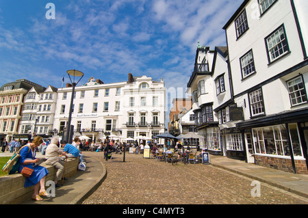 Horizontale Weitwinkelaufnahme des Exeter Cathderal Hof oder grün, folgende Sanierung, an einem sonnigen Tag. Stockfoto