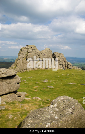 Vertikale Weitwinkelaufnahme der Kletterer auf Haytor auf Dartmoor-Nationalpark an einem Sommertag. Stockfoto