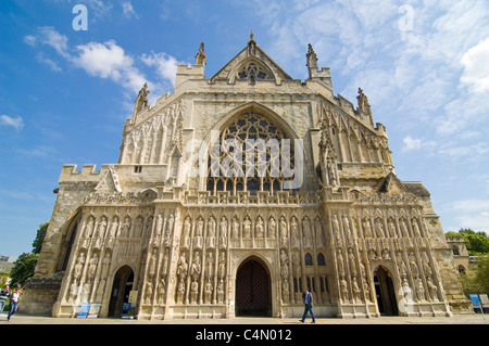 Horizontalen Weitwinkel Blick auf die beeindruckende Westfassade der Kathedrale von Exeter nach Sanierung an einem sonnigen Tag. Stockfoto