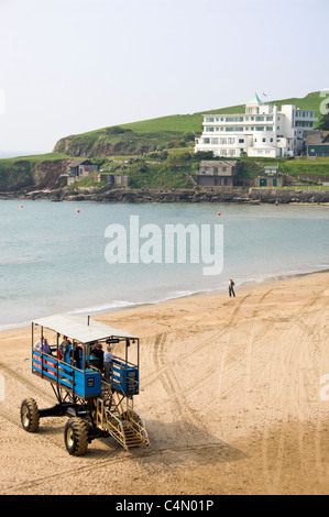 Vertikale Blick auf ein Meer-Traktor vor der Tür des Strand von Burgh Island, Bigbury-sur-mer an der South Devon Küste an einem sonnigen Tag. Stockfoto