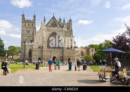 Horizontale Weitwinkelaufnahme der Kathedrale von Exeter und Domplatz an einem sonnigen Tag. Stockfoto