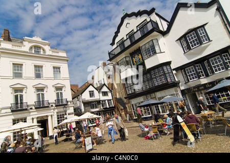 Horizontale Weitwinkelaufnahme des Exeter Cathderal Hof oder grün, folgende Sanierung, an einem sonnigen Tag. Stockfoto