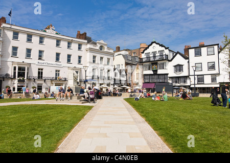 Horizontale Weitwinkelaufnahme des Exeter Cathderal Hof oder grün, folgende Sanierung, an einem sonnigen Tag. Stockfoto