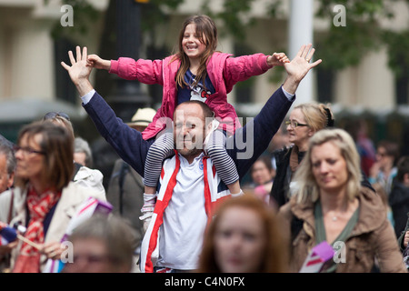 Menschen in Hyde Park/The Mall feiert den Tag der Hochzeit von Prinz William und Kate Middleton in 2011 Stockfoto
