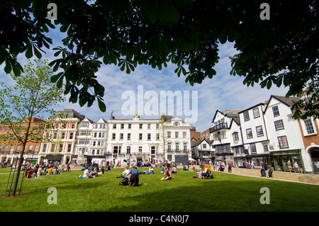 Horizontale Weitwinkelaufnahme des Exeter Cathderal Hof oder grün, folgende Sanierung, an einem sonnigen Tag. Stockfoto