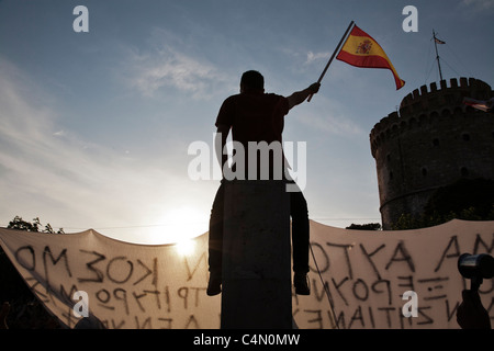Demonstrator winken die spanische Flagge bei der Montage der empörten Griechen in Thessaloniki Stockfoto