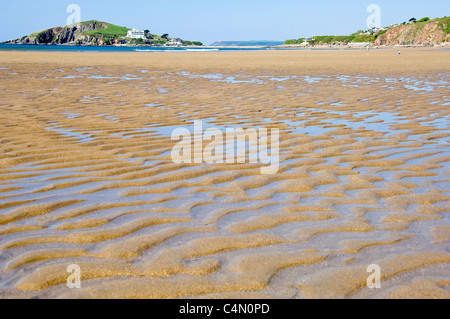 Horizontale Weitwinkelaufnahme über Größe Strand bei Ebbe in Richtung Burgh Island an einem sonnigen Tag. Stockfoto