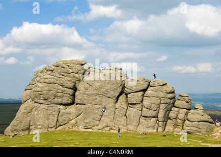 Horizontale Nahaufnahme Haytor Rock auf Dartmoor-Nationalpark an einem klaren Sommertag. Stockfoto