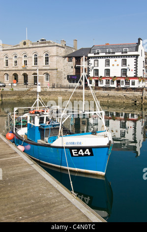 Vertikale Weitwinkel Blick über die Marina am Barbican in Plymouth an einem sonnigen Tag. Stockfoto