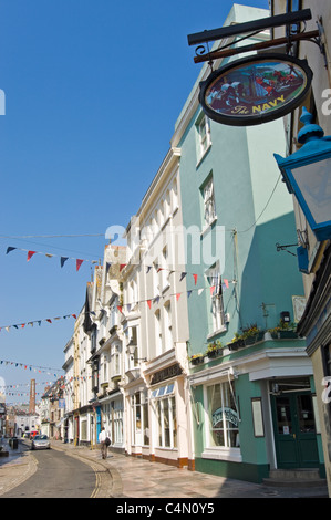 Vertikale Weitwinkelaufnahme der alten Gebäude entlang der Southside Street im Barbican in Plymouth an einem sonnigen Tag. Stockfoto