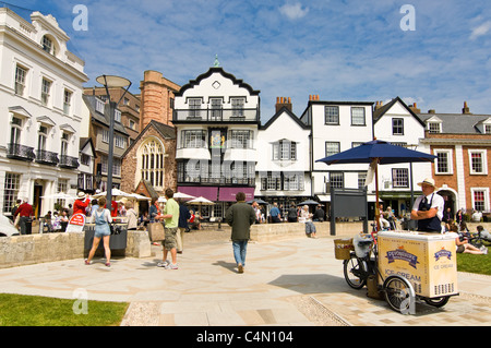 Horizontale Ansicht von Exeter City Cathderal Hof oder grün, folgende Sanierung, an einem sonnigen Tag. Stockfoto