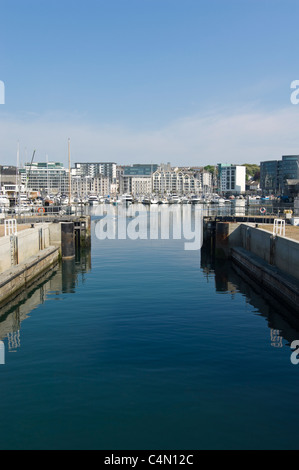 Vertikale Weitwinkel Blick über die Marina am Barbican in Plymouth an einem sonnigen Tag. Stockfoto