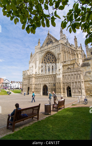 Vertikale Weitwinkelaufnahme der Kathedrale von Exeter und Domplatz an einem sonnigen Tag. Stockfoto