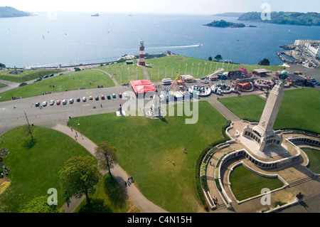 Horizontale Luftbild von Smeatons Tower und das königliche Marine-Ehrenmal auf Plymouth Hacke mit Drakes Island und The Sound hinter. Stockfoto