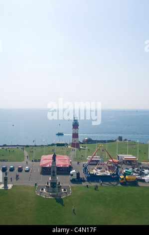 Vertikale Luftaufnahme des Smeatons Tower auf der Promenade am Plymouth mit The Sound hinter. Stockfoto