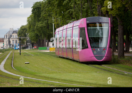 Straßenbahn durch die Stadt Reims in Frankreich Stockfoto