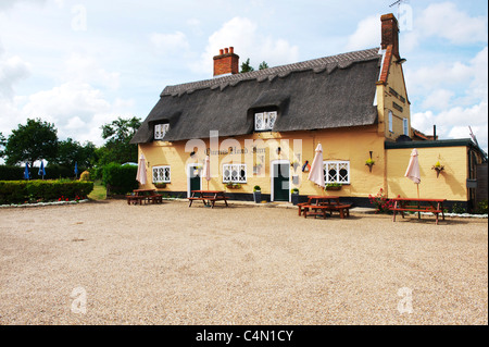 Die Queens Head, Wirtshaus in der Nähe von Halesworth, Suffolk. Typischen historischen Stube mit einem Strohdach Stockfoto