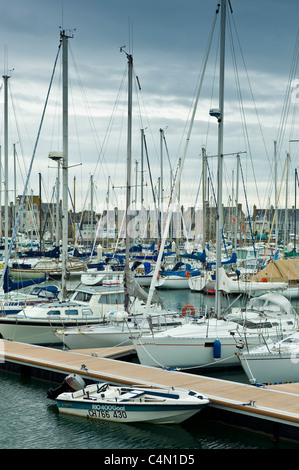 Yachten und Motorboote vor Anker in der Marina am St. Vaast la Hougue Kanal-Hafen in der Normandie, Frankreich Stockfoto