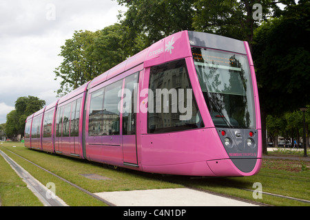 Straßenbahn durch die Stadt Reims in Frankreich Stockfoto