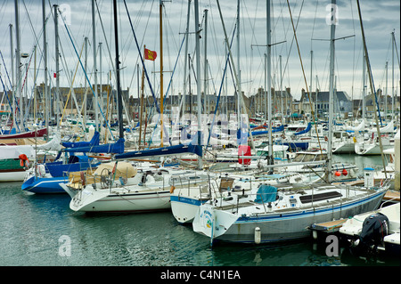 Yachten und Motorboote vor Anker in der Marina am St. Vaast la Hougue Kanal-Hafen in der Normandie, Frankreich Stockfoto