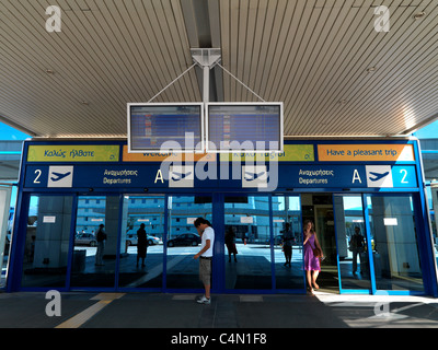 Athen Griechenland Athen Flughafen Menschen durch Abweichungen Stockfoto