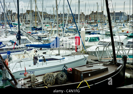 Yachten und Motorboote vor Anker in der Marina am St. Vaast la Hougue Kanal-Hafen in der Normandie, Frankreich Stockfoto