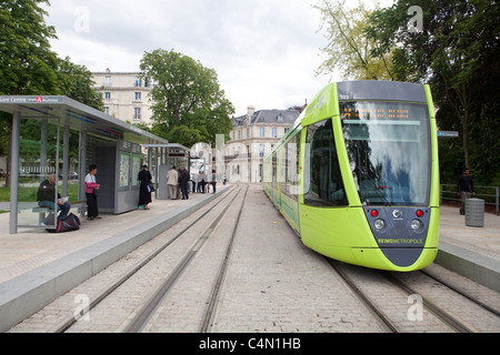 Straßenbahn durch die Stadt Reims in Frankreich Stockfoto