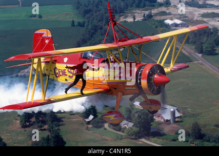 Wingwalker (Teresa Stokes) Wingwalking auf Gene Soucys Doppeldecker "Showcat" in Abbotsford Airshow, BC, Britisch-Kolumbien, Kanada Stockfoto