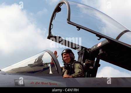 McDonnell Douglas / Boeing F-15E Strike Eagle - uns Luftwaffenpilot sitzt im Cockpit Stockfoto