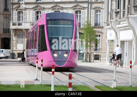 Straßenbahn durch die Stadt Reims in Frankreich Stockfoto