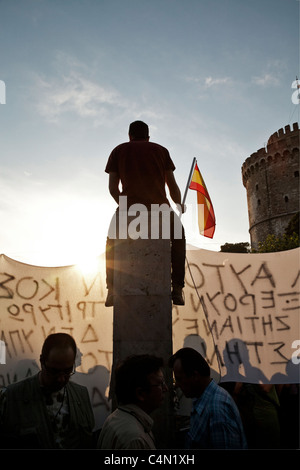Demonstrator winken die spanische Flagge bei der Montage der empörten Griechen in Thessaloniki. Stockfoto