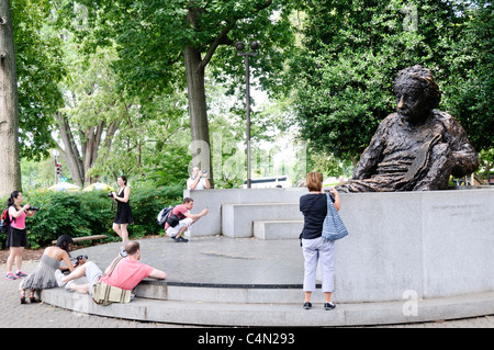 Albert Einstein Memorial Statue Washington DC // WASHINGTON DC – die Albert Einstein Memorial Statue befindet sich auf dem Gelände der National Academy of Sciences neben der National Mall. Die 12 Fuß hohe Bronzeskulptur von Robert Berks wurde 1979 anlässlich des hundertjährigen Geburtstages Einsteins enthüllt. Die Gedenkstätte zeigt Einstein, der Schriften mit mathematischen Gleichungen hält, die seine bedeutendsten wissenschaftlichen Beiträge repräsentieren. Stockfoto