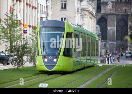 Straßenbahn durch die Stadt Reims in Frankreich Stockfoto