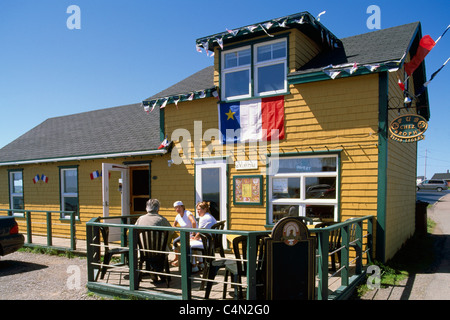 Iles De La Madeleine (Magdalen Islands), Quebec, Kanada - Restaurant "La Grave" auf der Ile du Havre-Aubert - Acadian Flagge hängt Stockfoto