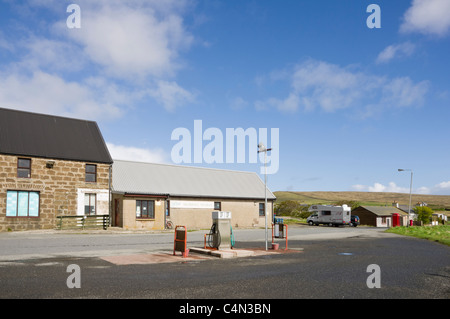 Baltasound, Unst, Shetland Islands, Schottland, Großbritannien. Skibhoul Stores Dorf Shop und Tankstelle Zapfsäulen Stockfoto