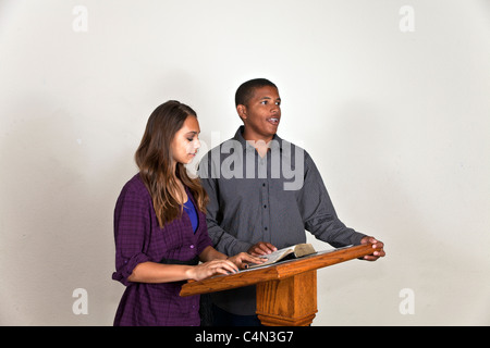 13-17 Jährige jährigen multi-ethnische Afrikaner - jugendlich Junge und Hispanic jugendlich Mädchen sprechen vom Rednerpult. Herr © Myrleen Pearson Stockfoto