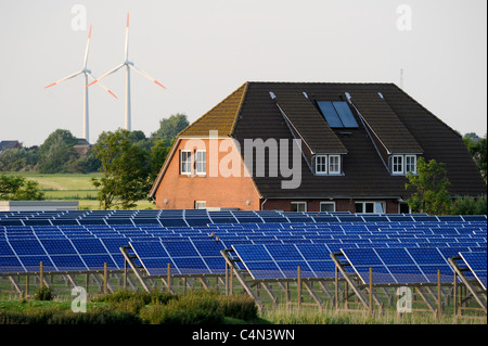 Deutschland, Nordsee-Insel Pellworm, Solarfeld des E-on AG und Windturbinen Stockfoto