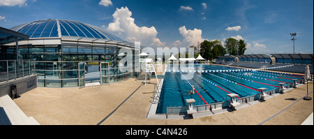 Ein Blick auf die Olympic outdoor Edelstahl Schwimmbad von Vichy (Frankreich). Le Bassin Olympique Extérieur de Vichy En Inox. Stockfoto