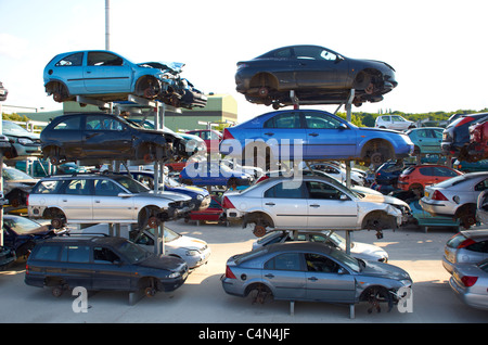 Autos in einem Schrottplatz gestapelt. Stockfoto