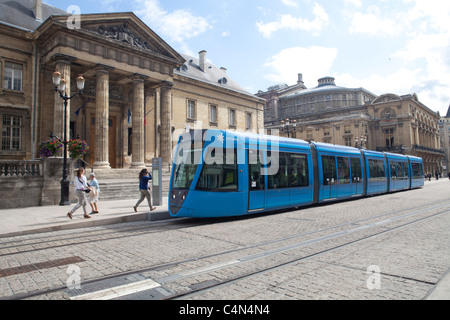 Straßenbahn durch die Stadt Reims in Frankreich Stockfoto