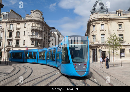 Straßenbahn durch die Stadt Reims in Frankreich Stockfoto