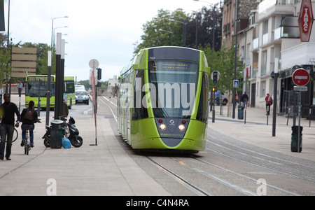 Straßenbahn durch die Stadt Reims in Frankreich Stockfoto