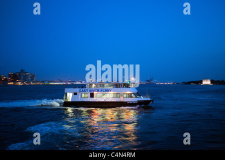 Eine East River Ferry betrieben von New York Waterway bereitet sich am Pier 11 an der Wall Street in New York zu fixieren Stockfoto