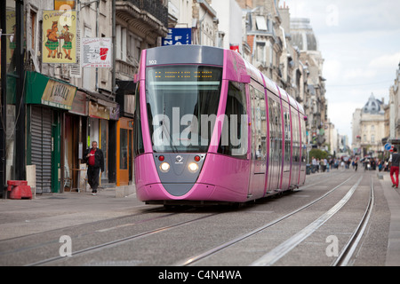 Straßenbahn durch die Stadt Reims in Frankreich Stockfoto