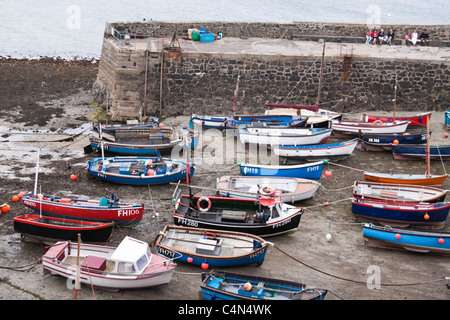 Angelboote/Fischerboote bei Ebbe im Hafen von Coverack, Lizard Halbinsel Cornwall (UK) Stockfoto